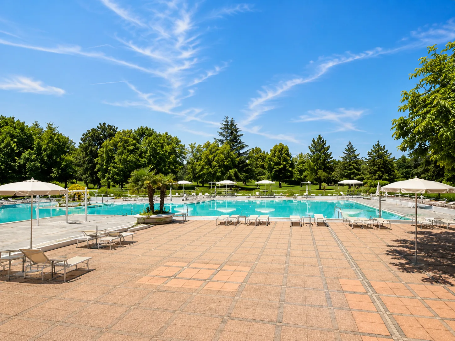 Piscina del Golf Club Tolcinasco immersa nel verde
